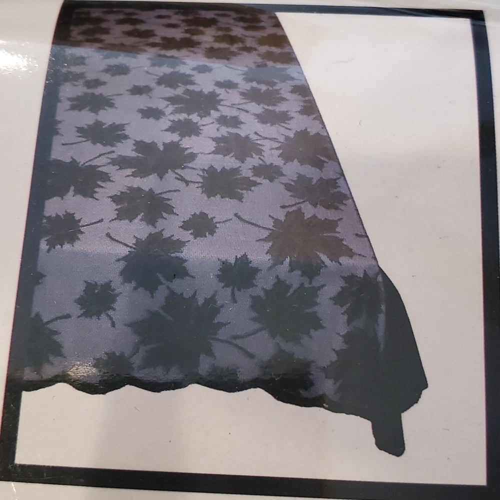 NWT maple leaf lace tablecloth